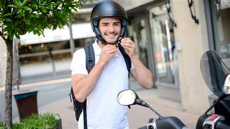 Seguro para repartidores en moto quién debe contratarlo