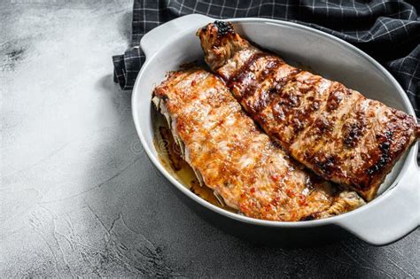 Costillas De Cerdo De Repuesto En Salsa Caliente Y Barbacoa Fondo Gris