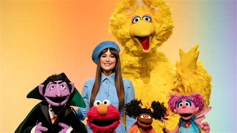 Watch Kacey Musgraves Sing About Her Favorite Colors on Sesame Street | Pitchfork