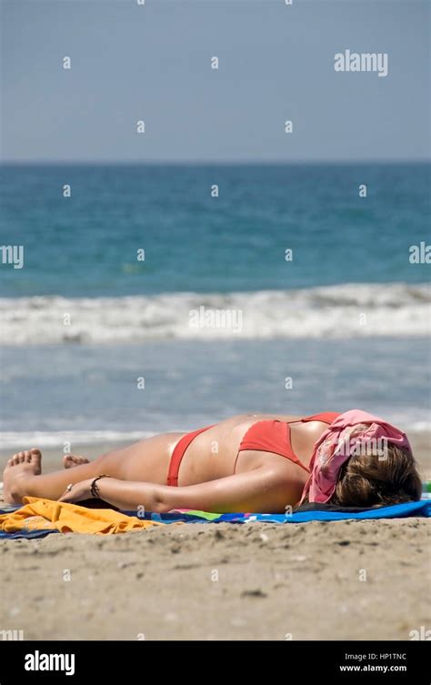 Frau Im Bikini Sonnt Sich Bin Sandstrand Frau Im Bikini Sonnen Am Strand Stockfotografie Alamy