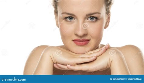 Jeune Femme Blonde Aux Yeux Bleus Photo Stock Image Du Cheveu Volume 235232002