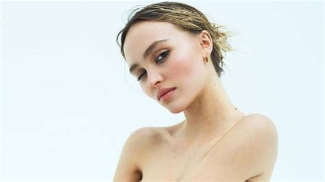 Lily Rose La Hija De Johnny Depp Muestra Sus Atributos En Topless Y