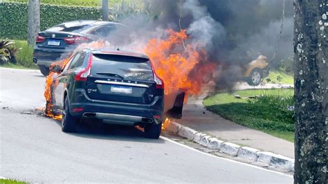 Alphaville carro de luxo fica destruído após incêndio