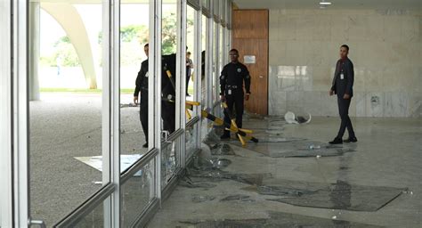 V Deos Veja Cen Rio De Destrui O Na C Mara Stf E Planalto Ap S Invas Es