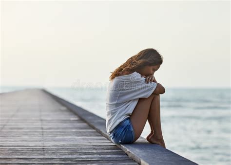 Belle Femme Seule Triste S Asseyant Sur Le Pilier Photo Stock Image