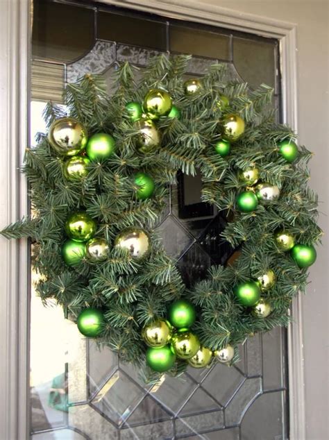 52 Modern And Minimalist Christmas Wreaths - Shelterness