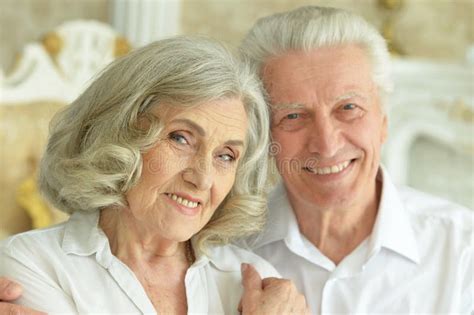 Feliz Y Agradable Pareja De Ancianos Posando En Casa Imagen De Archivo