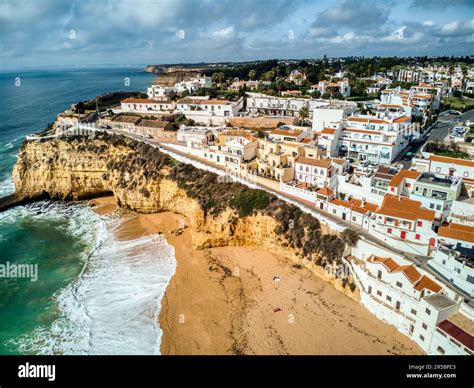 Vue Aérienne Sur La Superbe Plage De Carvoeiro En Algarve Avec Ses