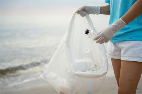 Los voluntarios recogen basura en la playa y las botellas de plástico