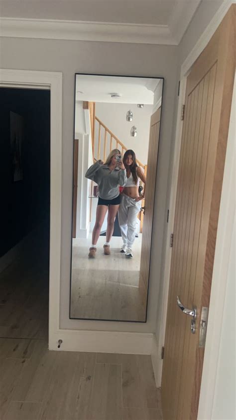 Blonde And Brunette Duo Blonde And Brunette Best Friends Pretty Blonde Girls Blonde Hair Girl