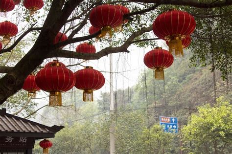 Lanternas Chinesas Coloridas Na Rua Prepara O Para A Celebra O Do