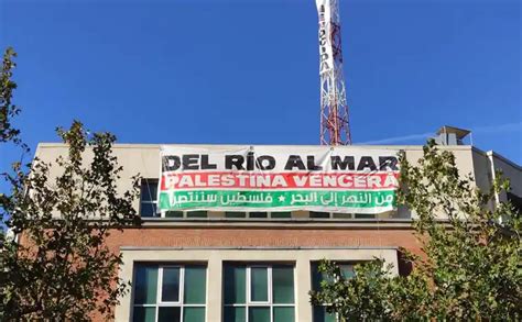 Cuelgan Una Bandera De Palestina Y Una Pancarta Frente A La Embajada De