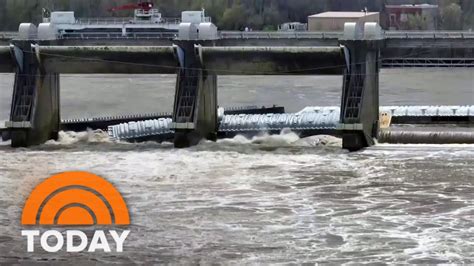 Barges Get Stuck On Kentucky Dam After Breaking From Tugboat Youtube