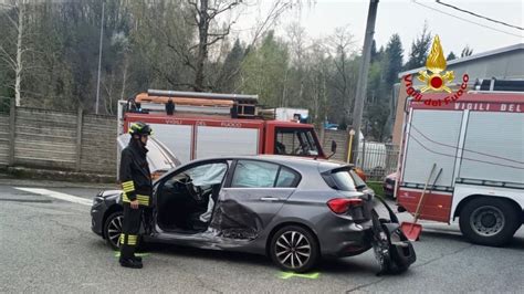 Valdilana Scontro Tra Due Auto Persona Resta Incastrata Tra Le