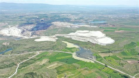 Heyelan göleti taşırdı karayolu ulaşıma kapandı