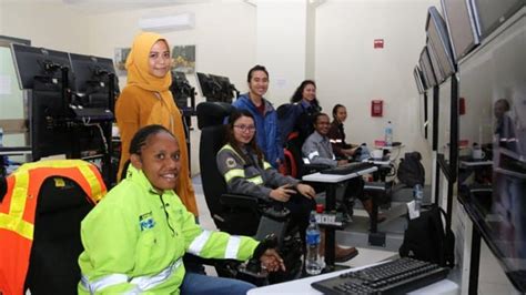 Simak Cerita Wanita Tangguh Di Balik Alat Berat Tambang Ilmu Tambang