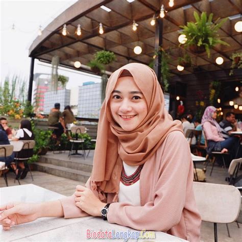 42 Foto Cewek Cantik Berjilbab Pas Banget Di Jadiin Istri