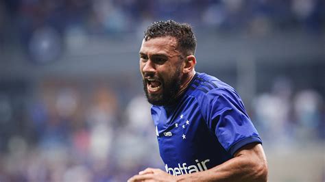 Castán celebra primeiro gol pelo Cruzeiro e fala sobre semanas sem