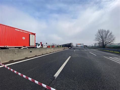 Incidente Sulla A8 Chiusa L Autostrada Tra Castronno E Solbiate In