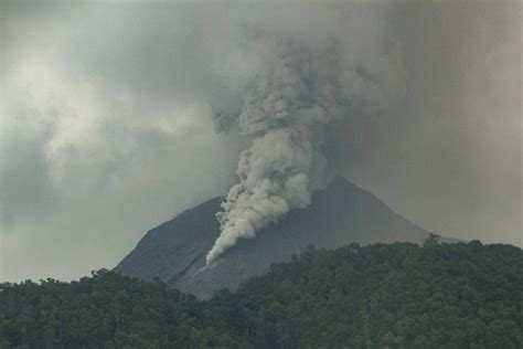 Status Gunung Lewotobi Laki Laki Naik Ke Level Tertinggi Awas