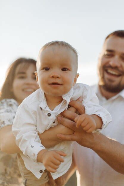 Familia Joven Feliz Pasar Tiempo Juntos Al Aire Libre En La Naturaleza