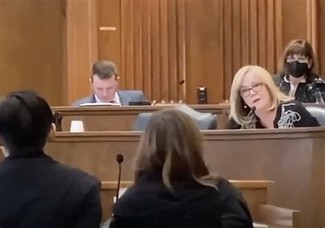 Watch Senatorin befragt 14 jährigen nicht binären Teenager weit unter der Gürtellinie GAY CH