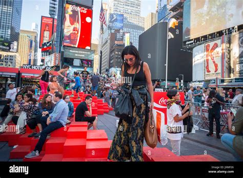 La Foule Des Touristes Posent Pour Vos Autoportraits Times Square