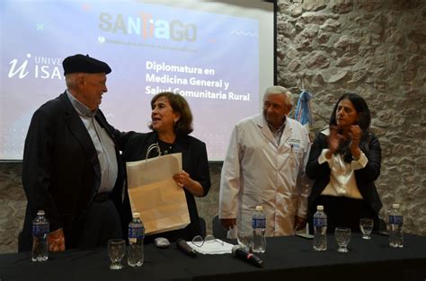 Entregan certificados a médicos y médicas que finalizaron la