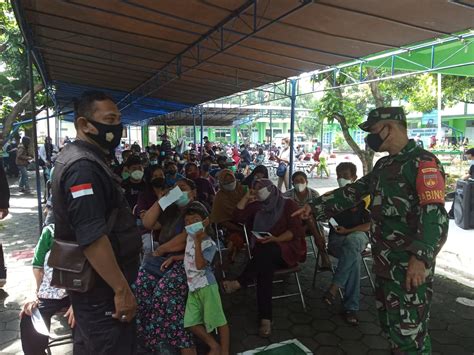 Kodim Kota Yogyakarta Babinsa Tegalrejo Dampingi Vaksinasi Warganya