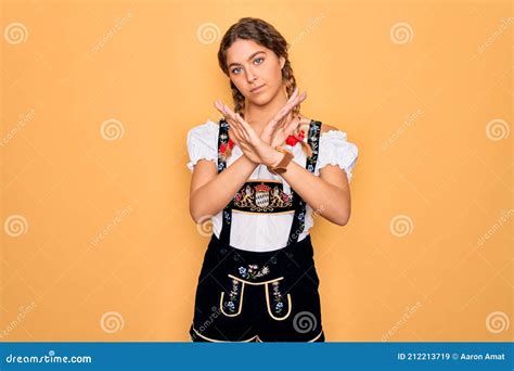 Jeune Belle Femme Allemande Blonde Aux Yeux Bleus Portant La Tenue Traditionnelle D Octobre Fest