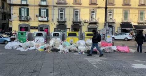 IL VIDEO Napoli Piazza Dante Invasa Dai Rifiuti