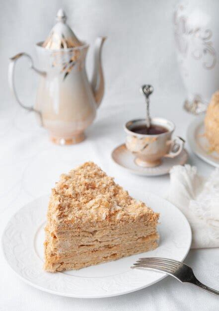 Tranche De Gâteau Napoléon Multicouche Avec Crème Au Beurre Sur Une