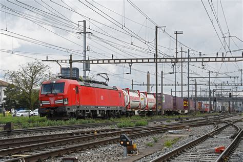 Siemens Vectron 193 328 2 der DB durchfährt am 18 04 2024 den Bahnhof