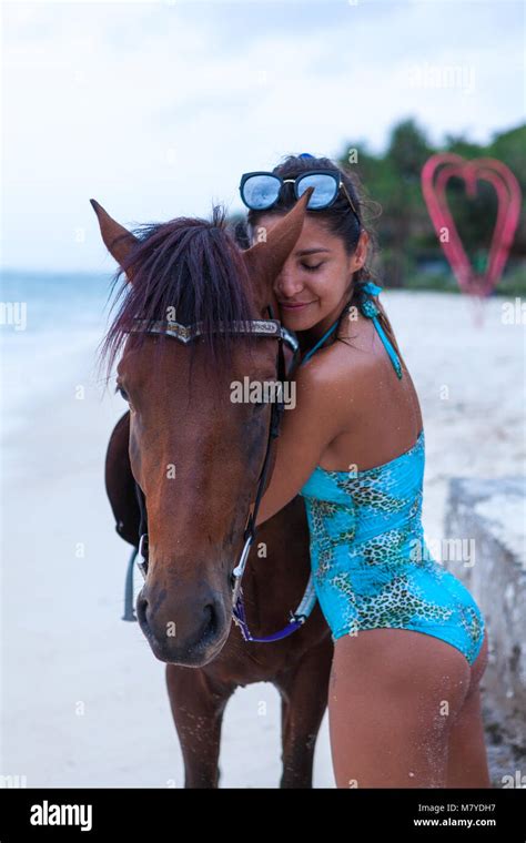 Belle Fille Avec Une Pi Ce Maillot Serrant Un Cheval Sur La Plage De