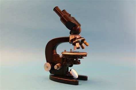 Compound achromatic microscope, L-stand - Stichting voor Historische Microscopie