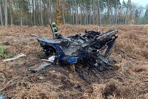 Samochód osobowy rozerwany na części po uderzeniu w drzewo