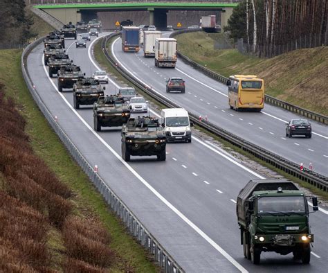 Kolumny Pojazd W Wojskowych Na Drogach Zachowajmy Szczeg Ln