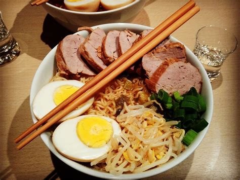 Japanische Nudelsuppe mit Hühnerbrühe und Lende Ramen von dynamind