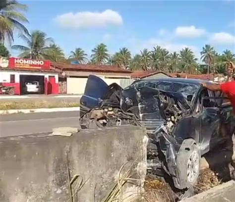 Motorista E Passageira Morrem Ap S Carro Bater Em Mureta Central Na Br