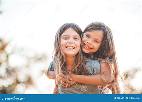 Portrait De Deux Petites Filles Souriantes Jouant Dans La Nature