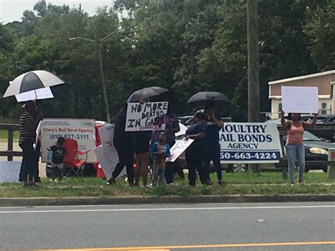 Protesters gather outside Gadsden County jail after inmate death