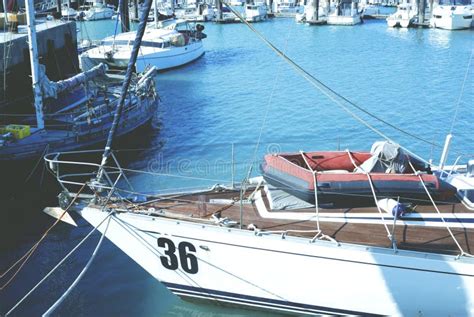 Veleiro No Porto Dos Peixes Chuwei Imagem De Stock Imagem De Azul