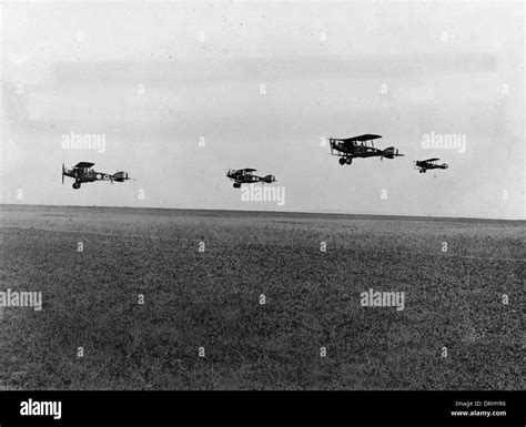 Ww1 planes flying Black and White Stock Photos & Images - Alamy