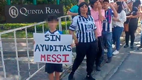 El Enojo De Luis Suárez Con Una Madre Por Cartel Que Sostenía Un Niño Contra Messi