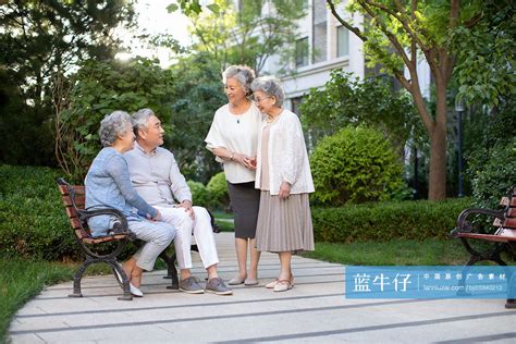 老人聊天图片陪老人聊天农村老人聊天大山谷图库