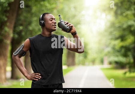 Fitness Hombre O Corredor Bebiendo Agua Al Aire Libre Para Hacer