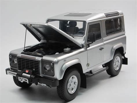 Kyosho Land Rover Defender 90 Indus Silver Modellauto 1 18 OVP