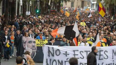 Cerca De Valencianistas Marchan Contra Peter Lim Y La Pol Tica