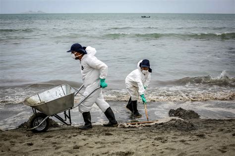 Suman Playas Contaminadas Por El Derrame De Petr Leo En Per