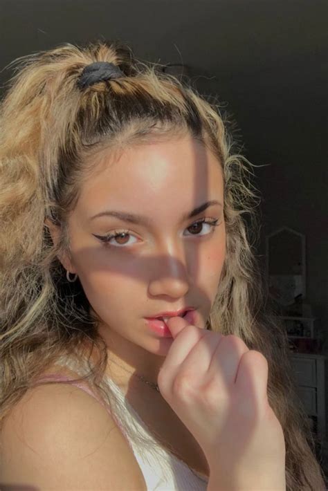 Photo Pose Straight Blonde Hair Curly Girl Hairstyles Blonde Hair Girl